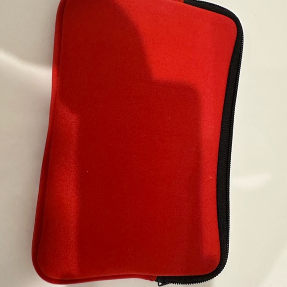 Air Tahiti Red Travel Set - Picture 5 of 7